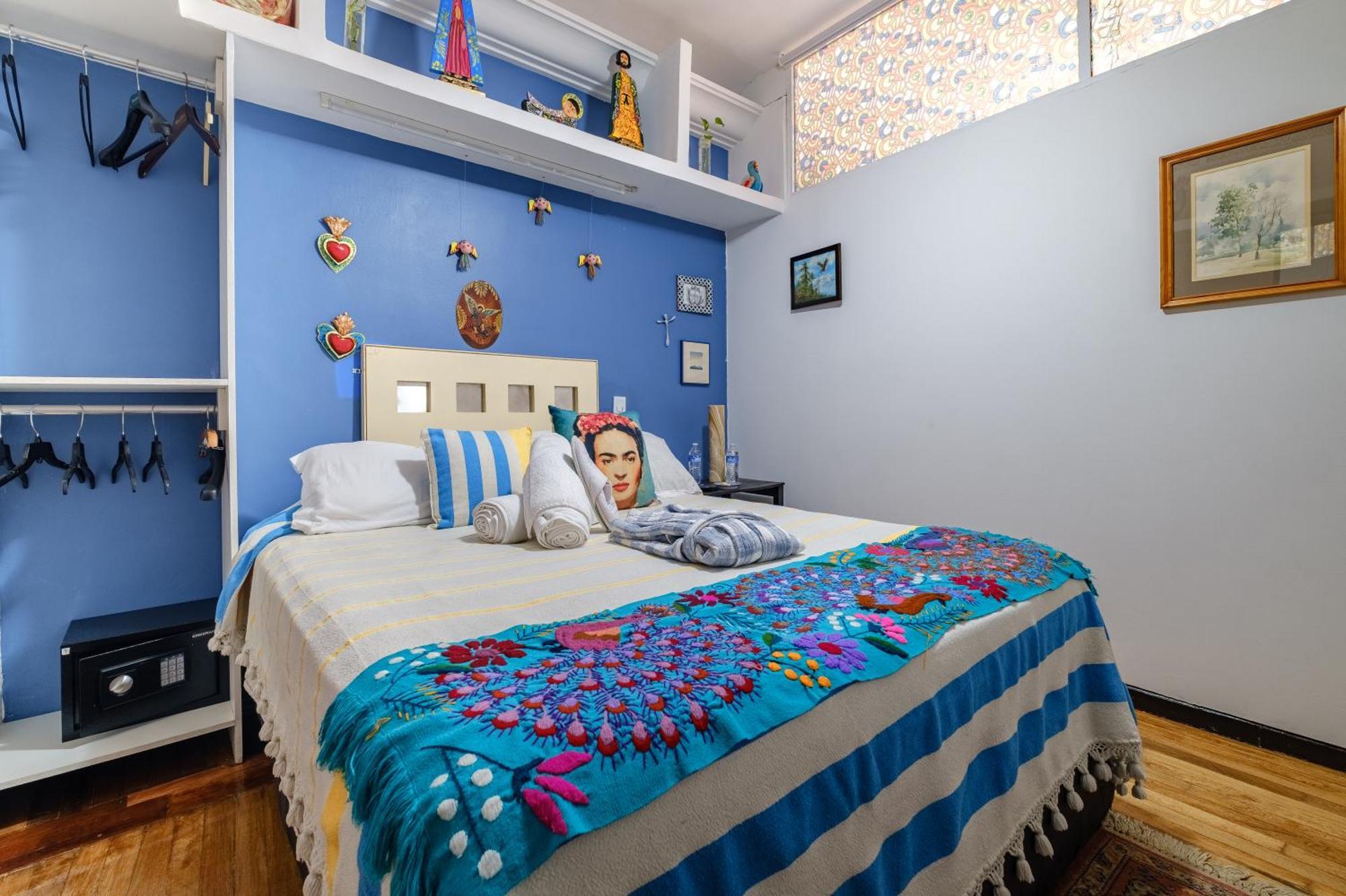 Casa Itzae B&b- Lincoln Park Bed and breakfast